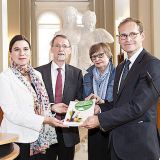 Der Vorsitzende des Berliner Beirates für Familienfragen, Thomas Härtel, überreicht dem Regierenden Bürgermeister Michael Müller sowie Bildungssenatorin Sandra Scheres den Familienbericht 2015