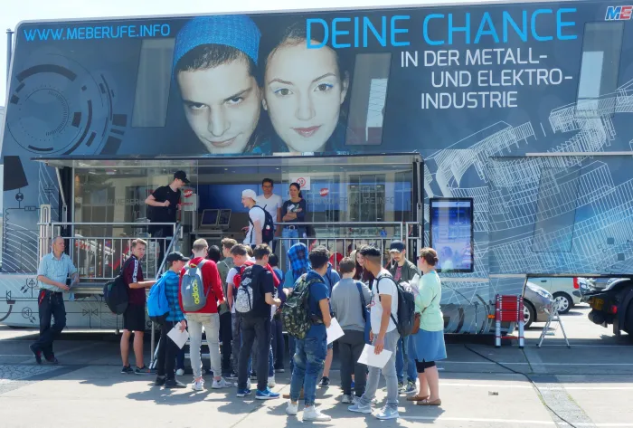 Andrang vor dem M+E-InfoTruck 