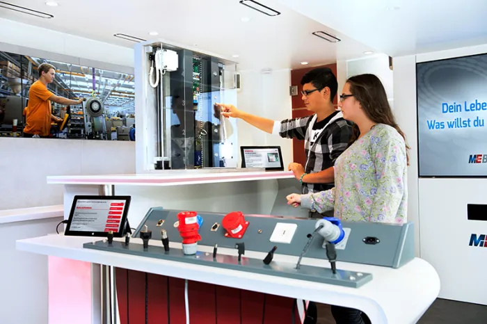 Schüler im M+E-InfoTruck