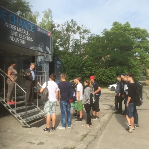 Schüler in Eberswalde besuchen den M+E-InfoTruck